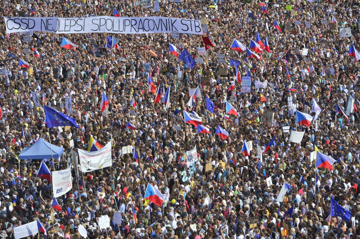 Čtvrt milionu lidí na Letné. Obří demonstrace proti Andreji Babišovi zaplnila celou pláň