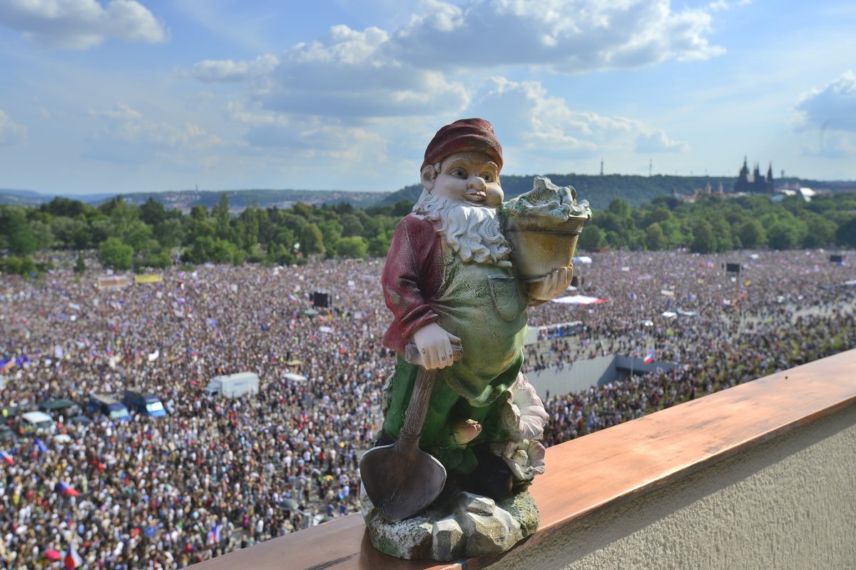 Čtvrt milionu lidí na Letné. Obří demonstrace proti Andreji Babišovi zaplnila celou pláň