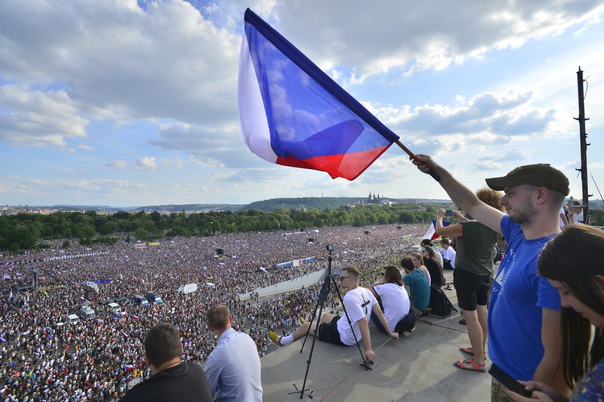 Čtvrt milionu lidí na Letné. Obří demonstrace proti Andreji Babišovi zaplnila celou pláň