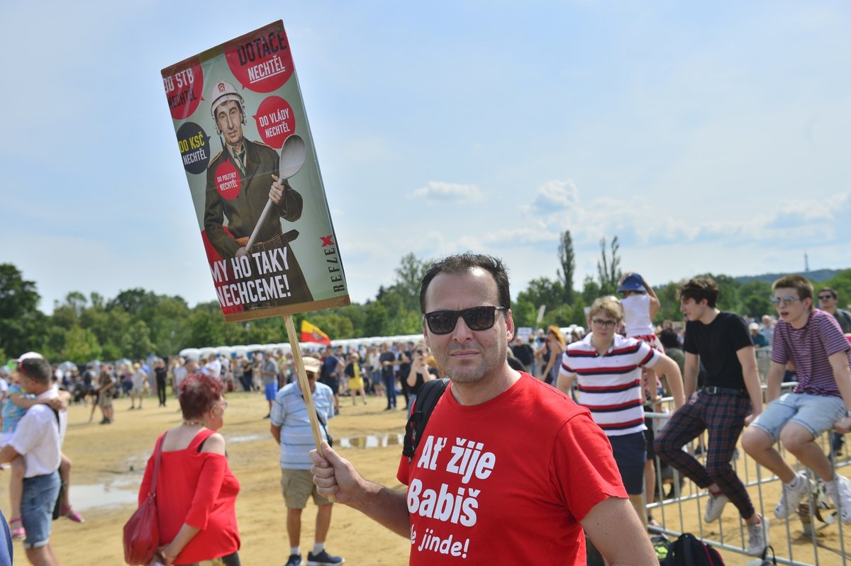 Čtvrt milionu lidí na Letné. Obří demonstrace proti Andreji Babišovi zaplnila celou pláň