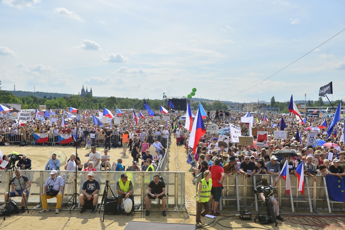 Čtvrt milionu lidí na Letné. Obří demonstrace proti Andreji Babišovi zaplnila celou pláň