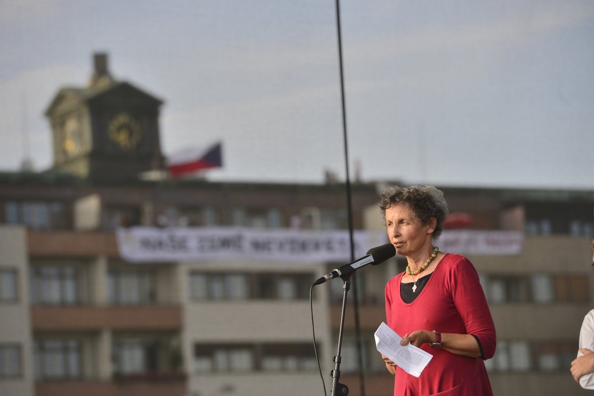 Čtvrt milionu lidí na Letné. Obří demonstrace proti Andreji Babišovi zaplnila celou pláň