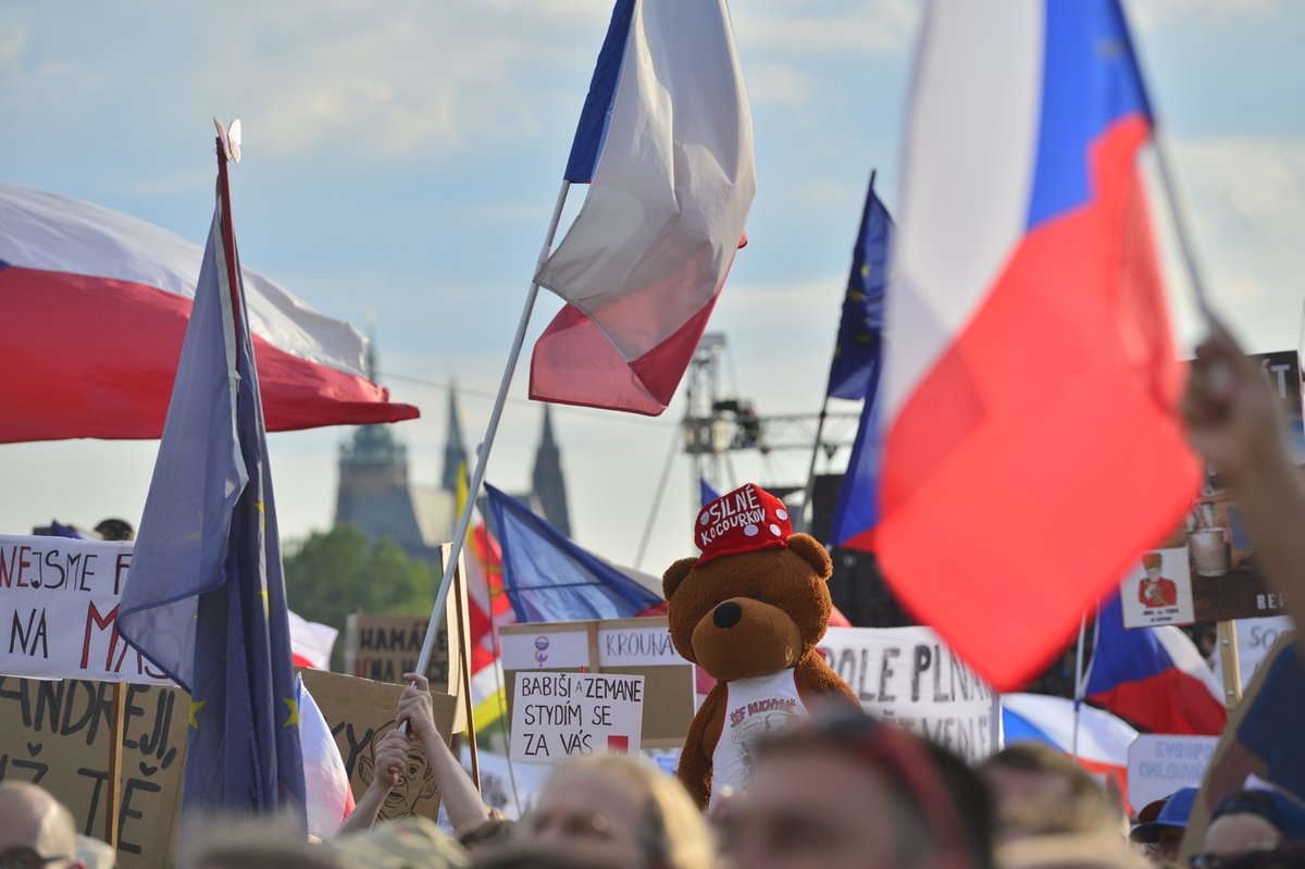 Čtvrt milionu lidí na Letné. Obří demonstrace proti Andreji Babišovi zaplnila celou pláň