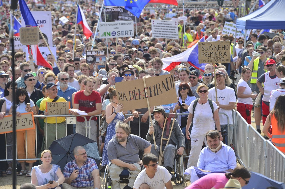 Čtvrt milionu lidí na Letné. Obří demonstrace proti Andreji Babišovi zaplnila celou pláň