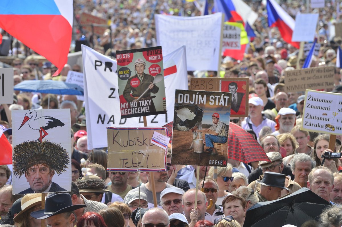 Čtvrt milionu lidí na Letné. Obří demonstrace proti Andreji Babišovi zaplnila celou pláň