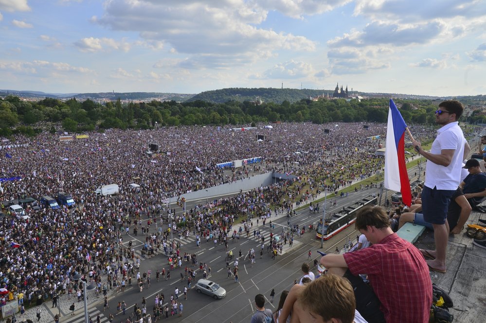 Čtvrt milionu lidí na Letné. Obří demonstrace proti Andreji Babišovi zaplnila celou pláň