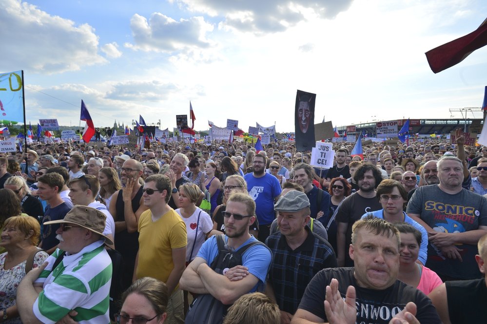 Čtvrt milionu lidí na Letné. Obří demonstrace proti Andreji Babišovi zaplnila celou pláň