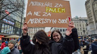 GALERIE: Lidé se shromáždili na podporu prezidenta Pavla, zaplnili Staroměstské náměstí GALERIE: Lidé se shromáždili na podporu prezidenta Pavla, zaplnili Staroměstské náměstí