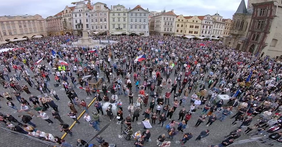 Demonstrující na Staroměstském náměstí na protestu proti vládě Andreje Babiše (9. 6. 2020)