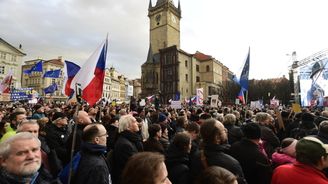 Milion chvilek opět protestoval na Staromáku, mluvilo se o radě ČT