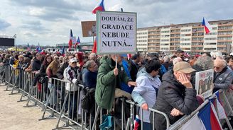 Glosujeme živě: Lidé demonstrují proti vládě na Letné. Vystoupí Svěrák i Langerová, čekají se i provokace Glosujeme živě: Lidé demonstrují proti vládě na Letné. Vystoupí Svěrák i Langerová, čekají se i provokace