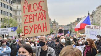 Velezrádce na Hradě! Tisíce lidí na demonstraci volaly po odvolání Miloše Zemana z funkce 