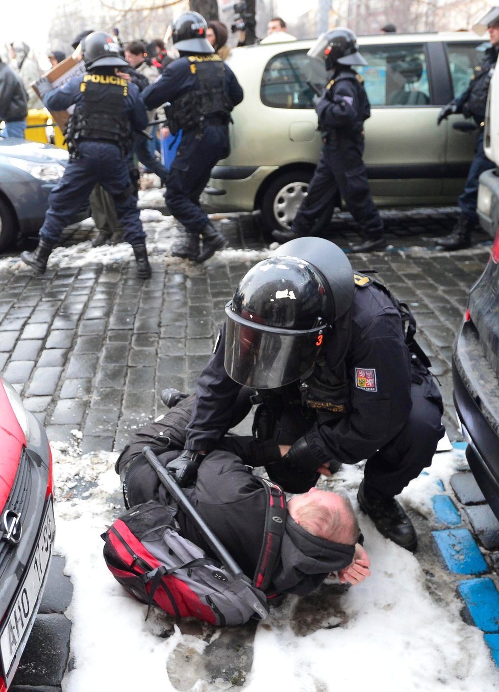 Někteří demonstranti kladli odpor a museli být zadrženi