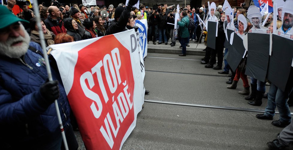 &#34;Kartónový&#34; ministři šli proti demonstrantům.