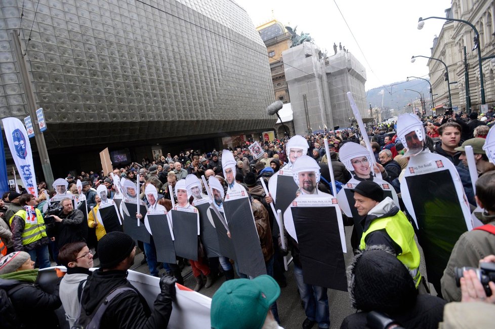 Demonstranti se střetli s připravenými podobiznami ministrů.