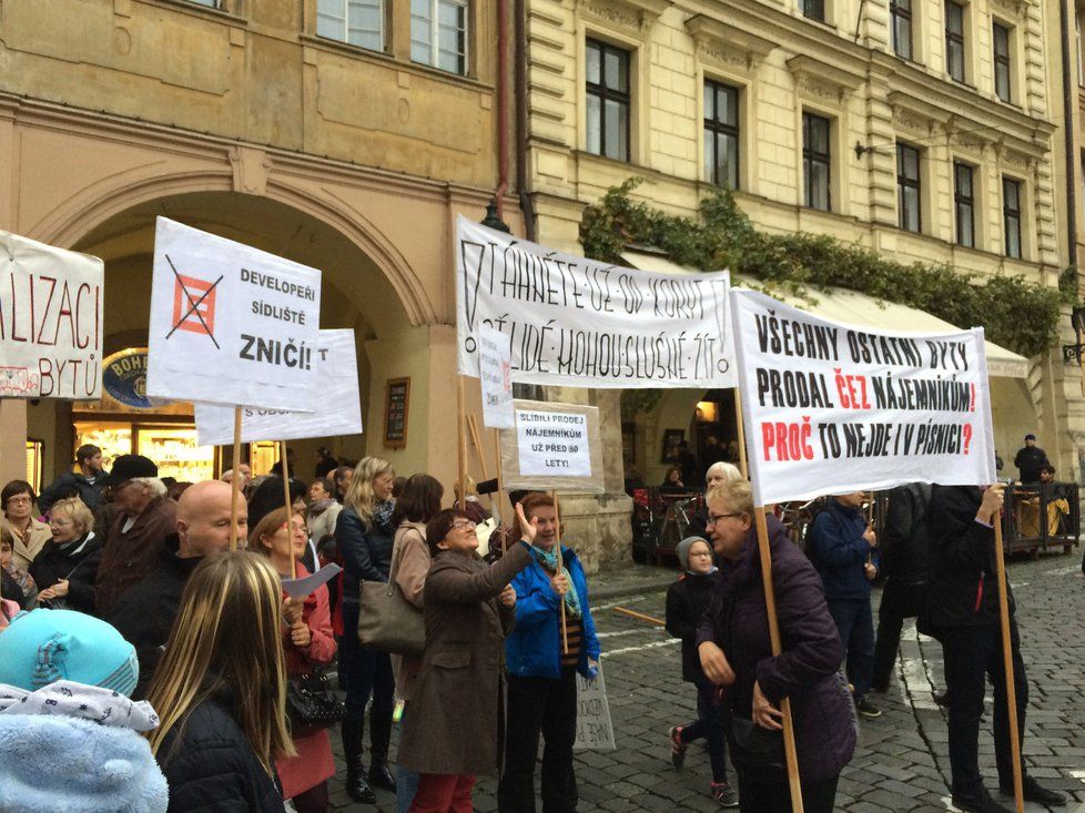 Obyvatelé sídliště Písnice a ulice Bělocerkevské za své byty už několikrát demonstrovali.