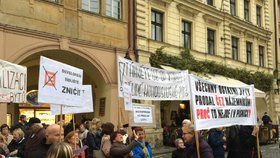 Obyvatelé sídliště Písnice a ulice Bělocerkevské ve Vršovicích demonstrovali proti ČEZ, který jim chce rozprodat byty.
