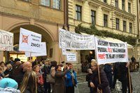 Obyvatelé Písnice demonstrovali v centru Prahy: „Neberte nám byty, kde 30 let bydlíme,“ volali