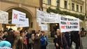 Obyvatelé sídliště Písnice a ulice Bělocerkevské ve Vršovicích demonstrovali proti ČEZu, který jim chce rozprodat byty