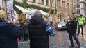 Na demonstraci na Malostranském náměstí přišli především důchodci a rodiny s dětmi