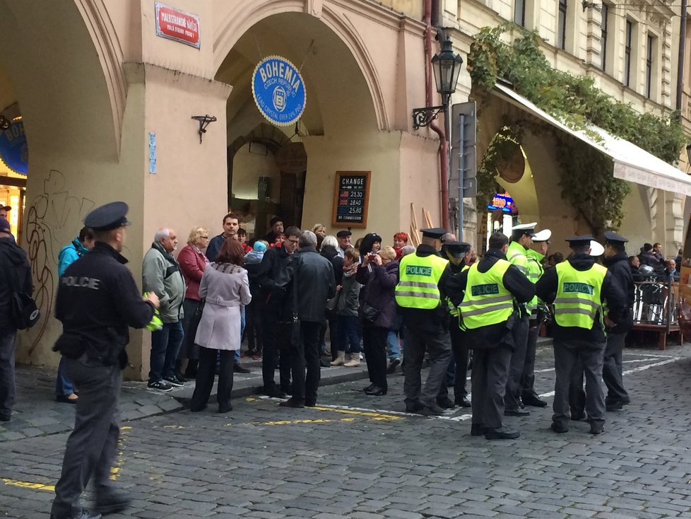 Obyvatelé sídliště Písnice a ulice Bělocerkevské ve Vršovicích demonstrovali proti ČEZu, který jim chce rozprodat byty