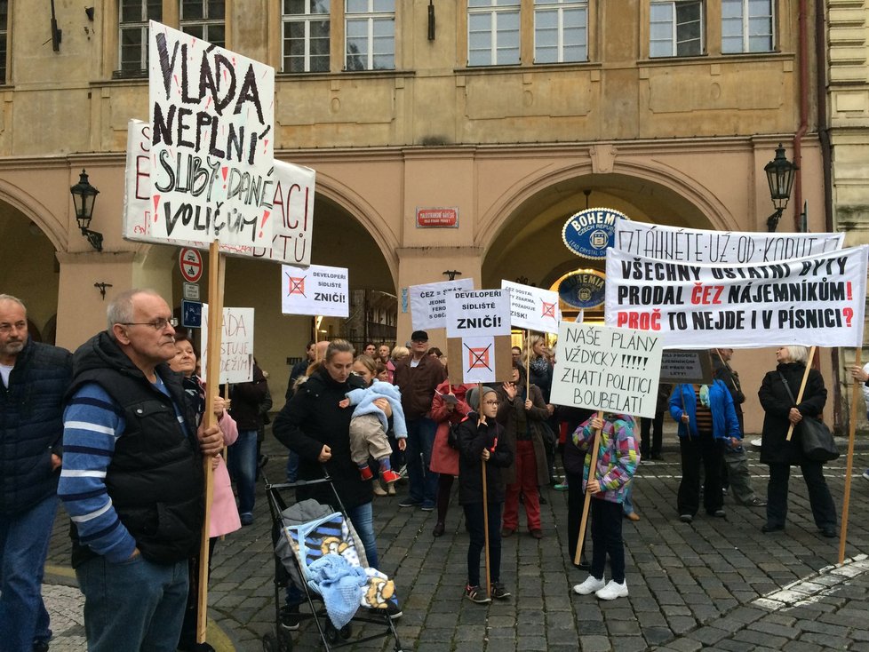 Obyvatelé sídliště Písnice a ulice Bělocerkevské ve Vršovicích demonstrovali proti ČEZu, který jim chce rozprodat byty