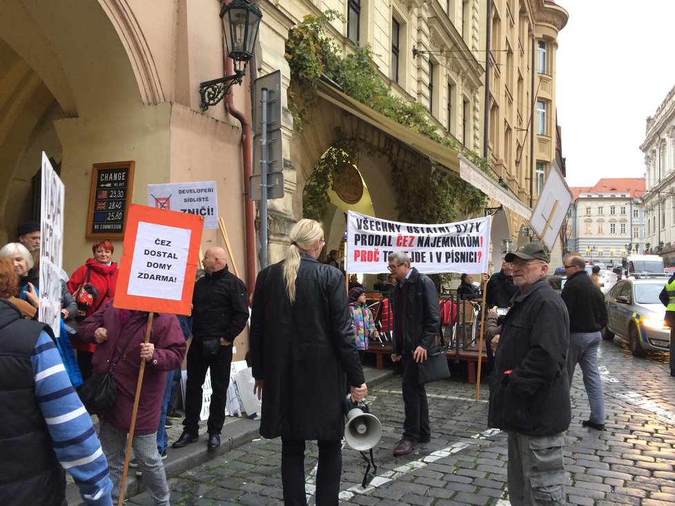 Obyvatelé sídliště Písnice a ulice Bělocerkevské ve Vršovicích demonstrovali proti ČEZ, který jim chce rozprodat byty.