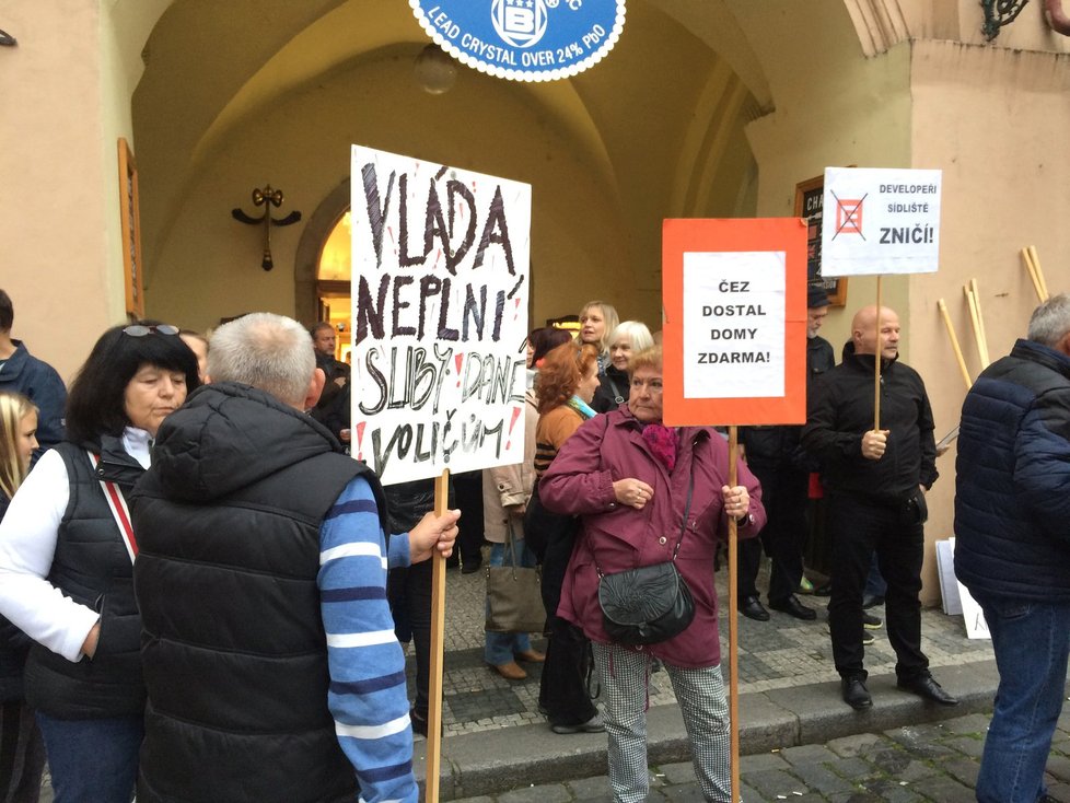 Obyvatelé sídliště Písnice a ulice Bělocerkevské za své byty už několikrát demonstrovali.