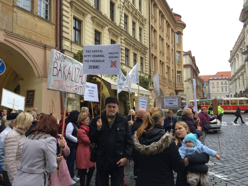 Obyvatelé sídliště Písnice a ulice Bělocerkevské ve Vršovicích demonstrovali proti ČEZu, který jim chce rozprodat byty.