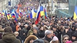 V Moskvě se dnes demonstruje na podporu Ukrajiny. Desetitisíce lidí jsou v ulicích