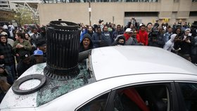 Demonstrace proti policejnímu násilí v americkém Baltimoru. Několik desítek protestantů rozbíjelo výlohy a okna policejních aut.