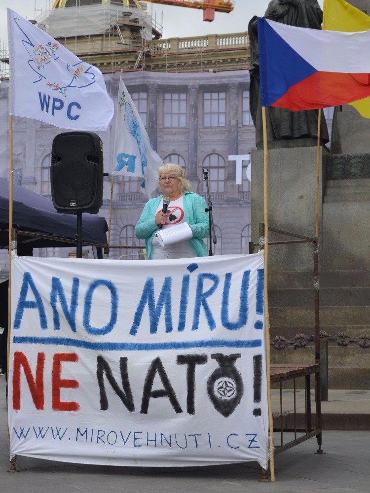 Lidé v sobotu demonstrovali na Václavském náměstí proti Severoatlantické alianci.