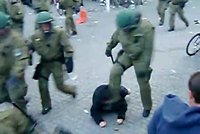 Policejní brutalita: Kopl ležícího demonstranta do hlavy