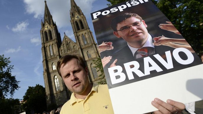 Demonstrace nesouhlasu s odvoláním ministra Pospíšila na náměstí Míru v Praze
