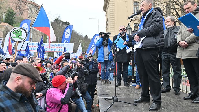 Demonstrace odborů před Úřadem vlády ČR