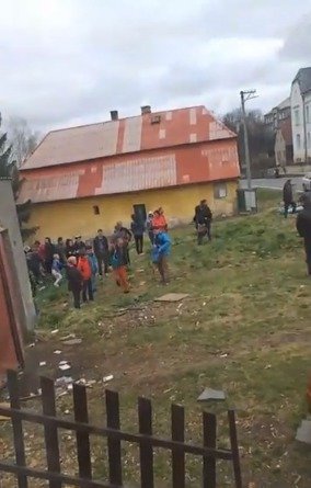 Demonstrace proti romským občanům v obci Dvorce na Bruntálsku