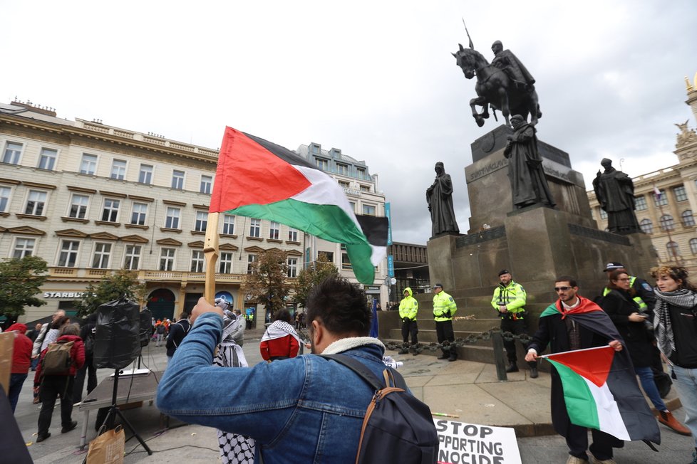 Na Václavském náměstí se sešly desítky lidí kritizujících Izrael. Nechyběli však ani jeho podporovatelé v čele s ministryní obrany Černochovou.