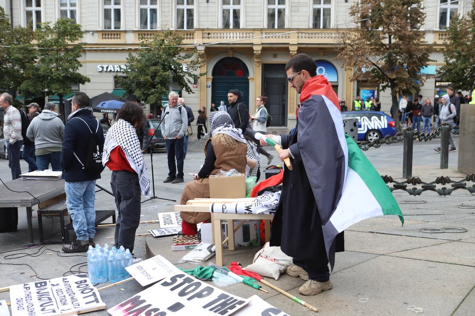 Na Václavském náměstí se sešly desítky lidí kritizujících Izrael. Nechyběli však ani jeho podporovatelé v čele s ministryní obrany Černochovou.