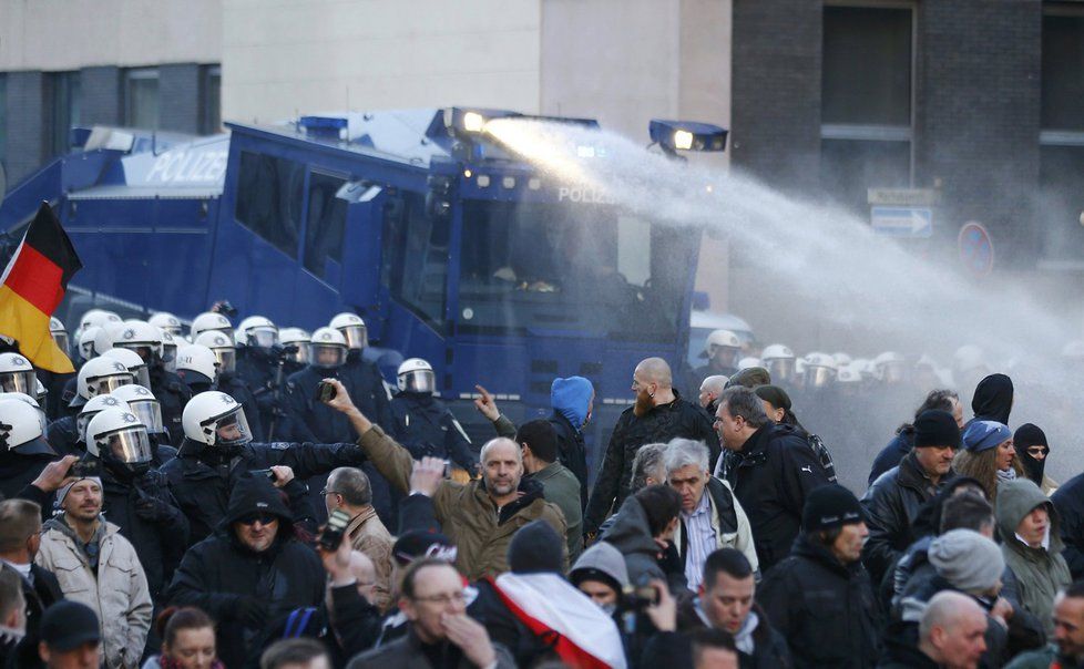 Demonstranti napadali policisty, ti na ně vyrazili s vodními děly.