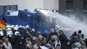 Demonstranti napadali policisty, ti na ně vyrazili s vodními děly.