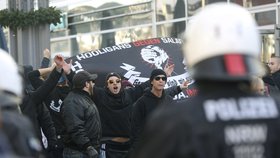 Demonstranti napadali policisty, ti na ně vyrazili s vodními děly.