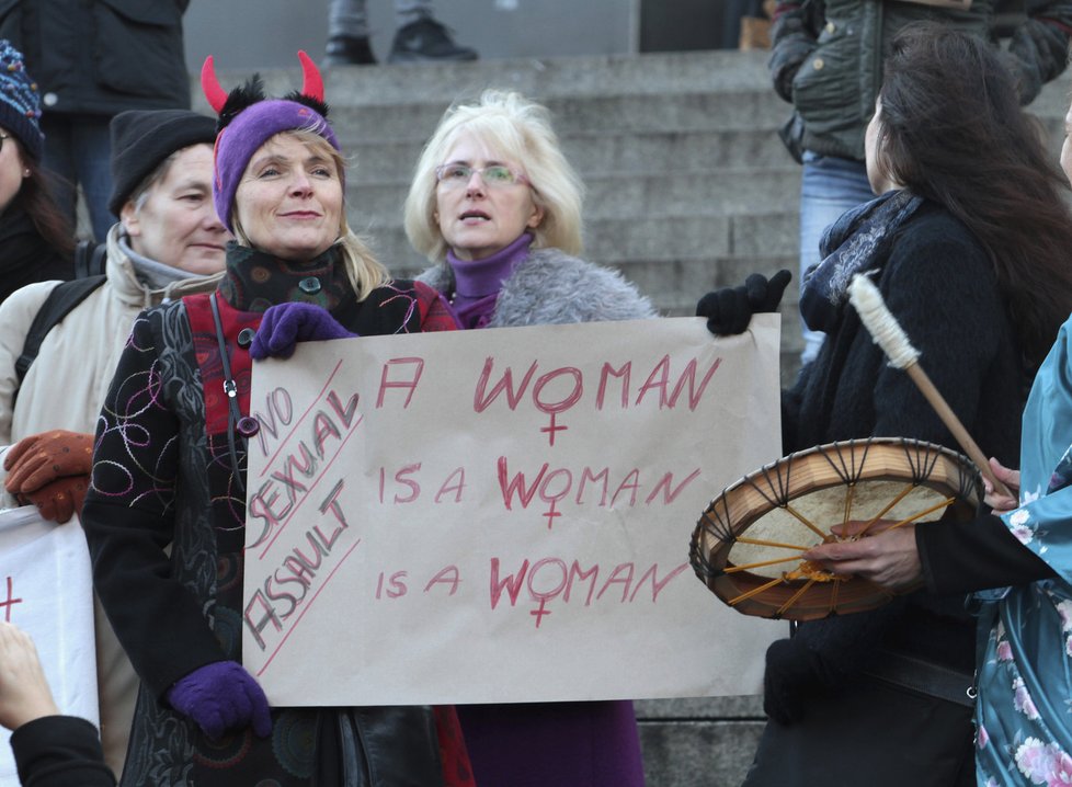 Demonstranti napadali policisty, ti na ně vyrazili s vodními děly.