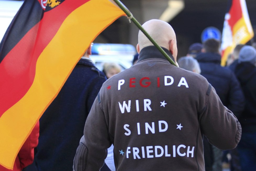 Demonstrace Němců v Drážďanech proti Angele Merkelové. Do davu vyrazili i příznivci AfD