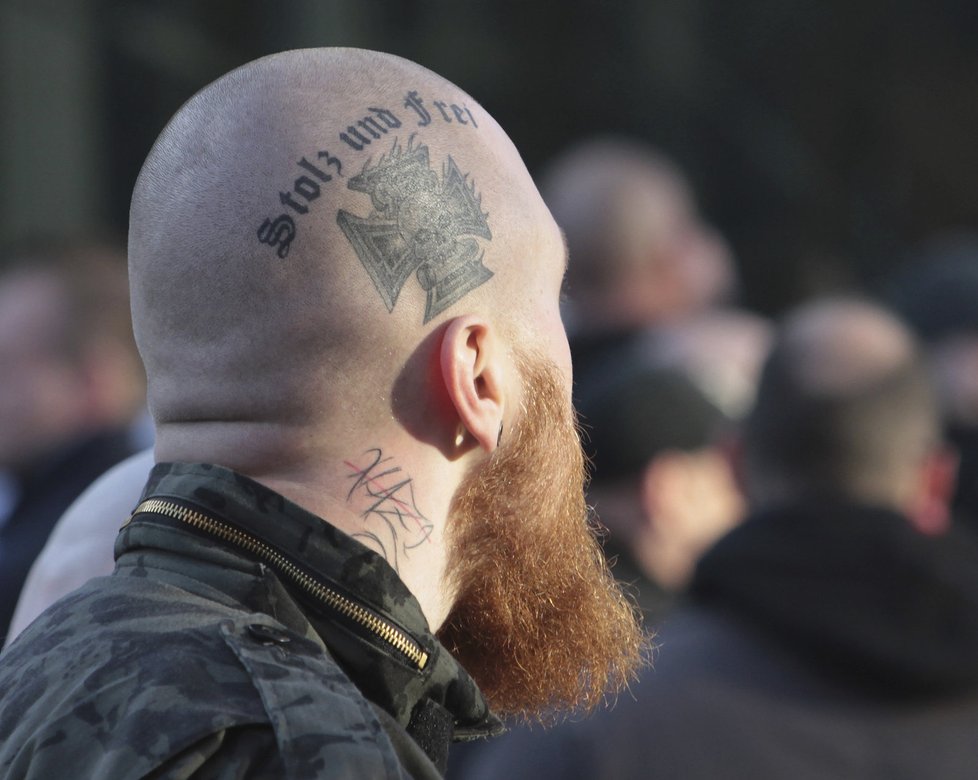 Němci demonstrovali proti uprchlíkům, policie musela minulý týden nasadit vodní dělo.