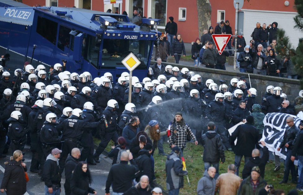 Demonstranti napadali policisty, ti na ně vyrazili s vodními děly.