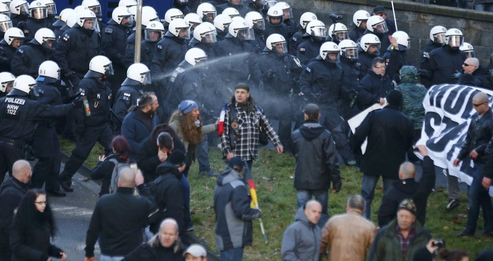 Demonstranti napadali policisty, ti na ně vyrazili s vodními děly.