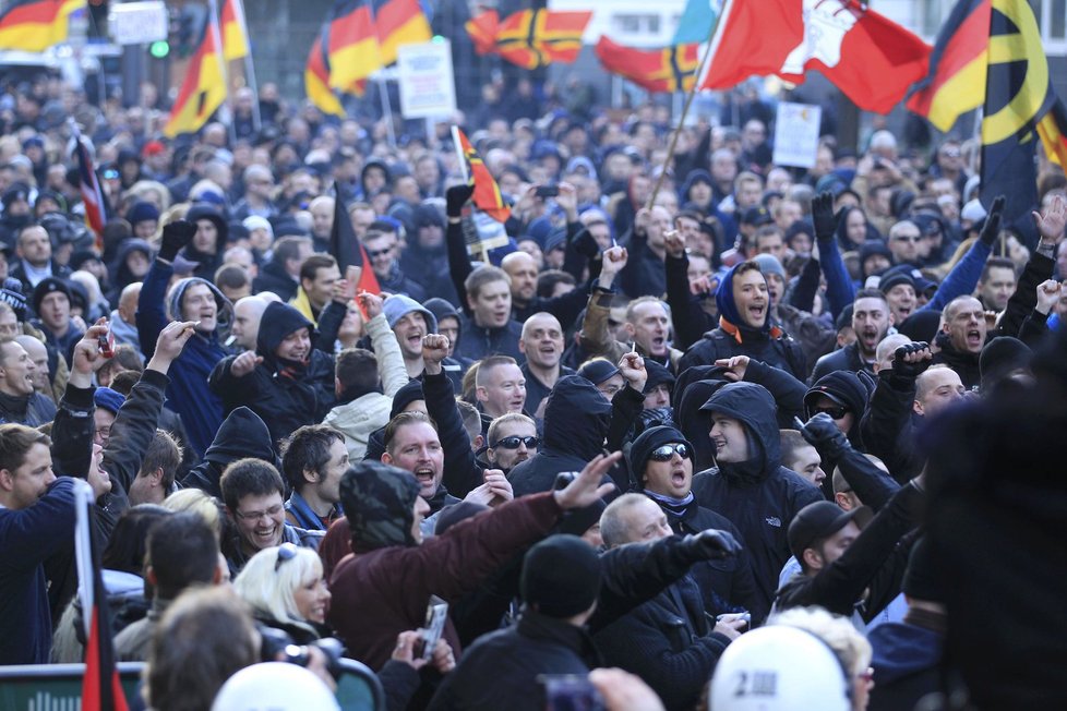 Demonstranti napadali policisty, ti na ně vyrazili s vodními děly.