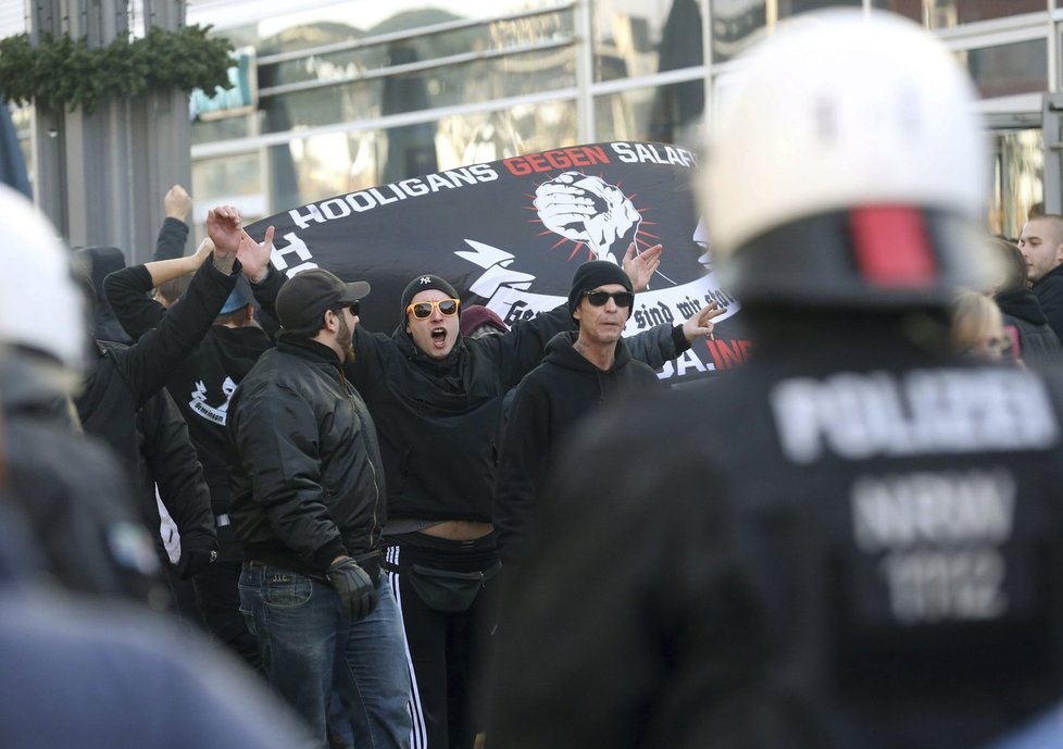 Demonstranti napadali policisty, ti na ně vyrazili s vodními děly.