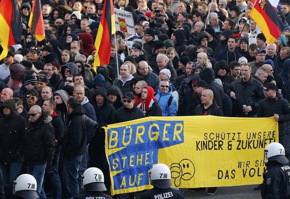 Demonstranti napadali policisty, ti na ně vyrazili s vodními děly.