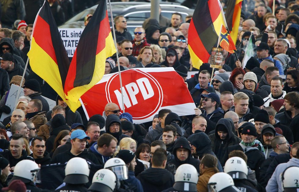 Němci demonstrovali proti uprchlíkům, policie musela minulý týden nasadit vodní dělo.